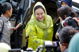 विश्वमै अत्यन्त विलासी जीवनशैली भएकी महिलाको रुपमा चिनिएकी पुर्वप्रधानमन्त्रीकी श्रीमतीलाई १७ आरोप