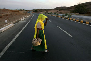 भारतमा बाटो काट्ने क्रममा तीन वर्षमा करिब ५० हजार जनाको मृत्यु