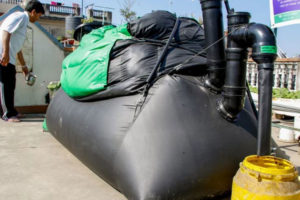 भित्रियो इजरायली बायोग्यास प्रविधिः छतमा प्लान्ट, भान्सामा पाइप