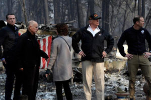 क्यालिफोर्नियाको डढेलो क्षेत्रमा ट्रम्पको भ्रमण, बेपत्ता अझै एक हजार