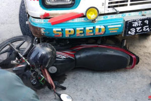 धनकुटा बसपार्कमा बसको ठक्करबाट मोटरसाईकलमा सवार दाजु–भाई घाईते