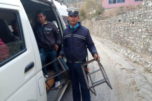 गाडीका सिट निकाल्दै