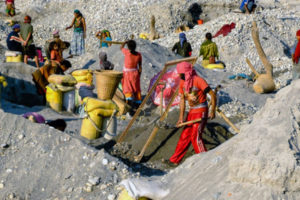 छोराछोरीको पढाइ खर्च जुटाउन बालुवा छान्दै