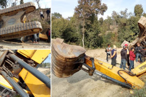 धनकुटाको मुगामा यसरी पल्टियो स्काभेटर (तस्वीर)