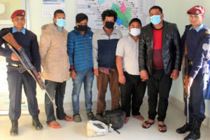 बहुमूल्य पत्थरसहित पाँच युवा पक्राउ