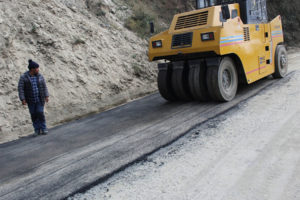 भोजपुर–चखेवा सडक कालोपत्रे शुरु