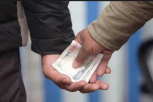 सर्लाहीमा घुस लिएको अरोपमा लेखा अधिकृत र लेखापाल पक्राउ