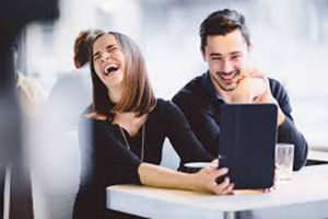 यी पाँच कारणले हाँसो–ठट्टा गर्ने केटा मन पराउँछन् केटी