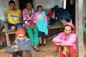 दुवै हात र एउटा खुट्टा गुमाएका हरिकाजीलाई आर्थिक सहयोग जुट्दै