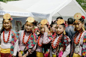 युवालाई लिम्बू भाषा सिकाउँदै