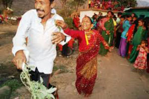 सिस्नु हानाहान गरी सङ्क्रान्ति मनाउँदै