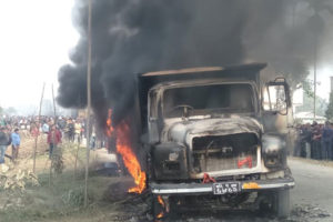 बिराटचौक तनावग्रस्त : ट्रिपरमा आगजनी गर्दै प्रदर्शन, घटनाले उग्ररुप लिएपछि प्रशासनद्वारा निषेधाज्ञा जारी