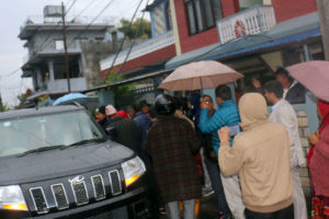 दुर्घटना अपडेट : अधिकारी निवासमा आफन्तजन शोकाकूल