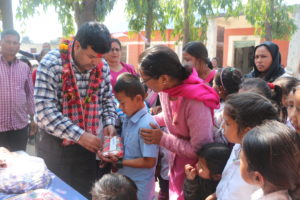 डा.शर्माद्वारा गरिब तथा जेहन्दार बिद्यार्थीलाई पोशाक वितरण (भिडियोसहित)