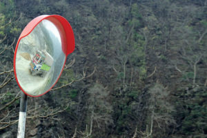 खोटाङमा दुर्घटना न्यूनीकरण गर्न घुम्तीमा सडक ऐना