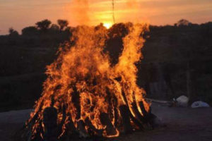 अञ्जान छोराले भने, मेरो बाबालाई किन जलाउने ?