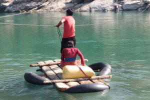 ज्यान जोखिममा राखेर नदी तर्दै