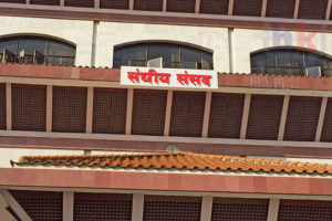 एक वर्षभित्र संविधानद्वारा निर्दिष्ट कानून निर्माण