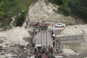 तेस्रो पटक थपिएको म्याद सकिँदा पनि बनेन्  साप्सु खोलामा निर्माणाधीन पक्की पुल