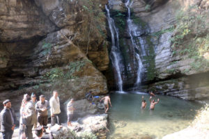 पर्यटक लोभ्याउँदै इर्लुङ झरना