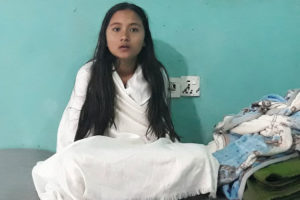 बाबुको किरिया गर्दै १५ वर्षीया किशोरी