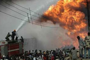 तेलको पाइप विस्फोट हुँदा ५० जनाको मृत्यु