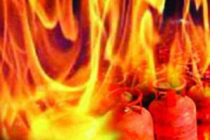 ग्यास सिलिण्डर पड्किएर चार जनाको मृत्यु