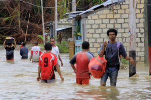 बाढी र पहिरोमा परी इन्डोनेसियामा ९० जनाको मृत्यु