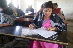 एसइई परीक्षा दिदै सांसद शान्ता चौधरी