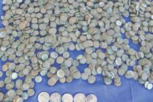 सडक खन्दा चाँदीका सिक्का फेला