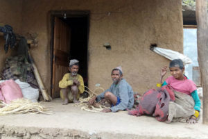 अस्पतालको छेउमै असहाय तीन दाजुबहिनी मृत्युसँग लड्दै