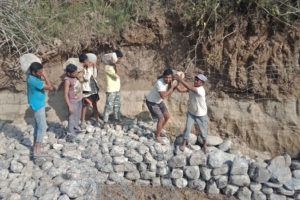 टोटी नालामा तटबन्ध निर्माण