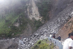कर्णाली राजमार्गमा अलपत्र यात्रु भन्छन्- पानीसमेत पिउन पाइएन