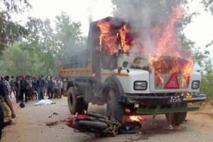 ट्रिपरको ठक्करबाट मोटरसाइकल चालकको मृत्यु, ट्रिपर जलाइयो