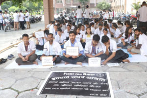 तलब बढाउँन माग गर्दै वीपीका डाक्टर काम छोडेर धर्नामा