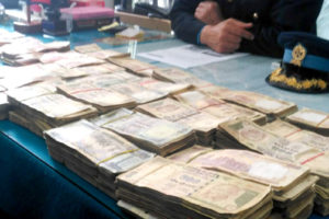 विमानस्थलबाट एक करोड भन्दा धेरै नक्कली भारुसहित दुई पक्राउ