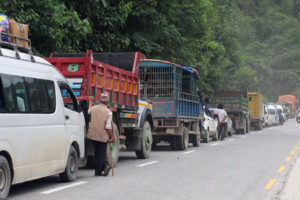 सडकमा लेदो थुप्रिएपछि पृथ्वी राजमार्ग अवरुद्ध, हजारौं यात्रु अलपत्र