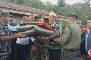 साँगुरीगढीका १० परिवार पहिरोका कारण विस्थापित, पीडितलाई राहत वितरण