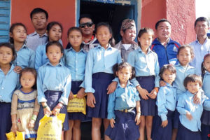 धनकुटाको सान्ताङका बिद्यार्थीलाई वडा सदस्य आठपहरियाद्वारा पोशाक प्रदान