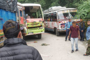 धनकुटाको गुठिटारमा बस र ट्रक जुध्दा १४ घाईते