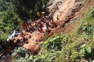 सिन्धुपाल्चोकमा बस पल्टिँदा ११ जनाको मृत्यु, घाईतेको उद्धारमा हेलिकप्टर परिचालन