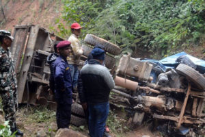 नुवाकोटमा मिनीट्रक पल्टिँदा २ जनाको मृत्यु, ५ घाइते
