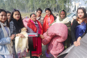 नोबेलका बिद्यार्थी र कर्मचारीद्वारा बिपन्न परिवारलाई न्यानो कपडा प्रदान