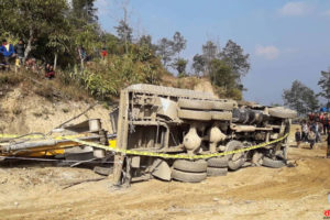 धनकुटामा टेलर पल्टिँदा सह-चालकको मृत्यु