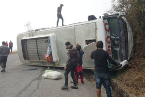 धनकुटा बस दुर्घटना : सिट बेल्ट नबाध्नाले घुम्तिमा ड्राइभर ढोकाबाट खस्दा पल्टियो बस