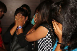 काठमाण्डौंको नयाँ बसपार्कमा प्रहरीको छापा : अनैतिक क्रियाकलापमा संलग्न ७३ जना पक्राउ