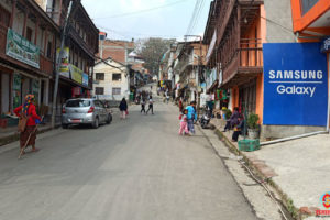 धनकुटा र हिले बजारका घर–घरमा पुर्याएर तरकारी, दुध र ग्याँस बिक्रि गरिदै