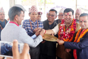 डा.शर्माद्वारा सुन्दरहरैंचामा एम्बुलेन्स प्रदान, गरिबलाई निःशुल्क सेवा दिने घोषणा