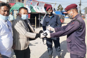 धनकुटामा सुरक्षाकर्मी, स्वास्थ्यकर्मी र व्यापारीलाई मास्क र सेनिटाइजर प्रदान