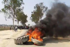 बिराटनगरमा टिपरको ठक्करबाट हजुरबा र नातिनीको मृत्यु, स्थानीयद्वारा टिपर जलाएर प्रदर्शन